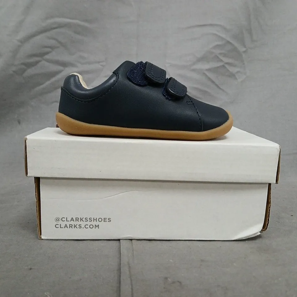 BOXED PAIR OF CLARKS FIRST SHOES INFANT SHOES IN NAVY SIZE 4.5