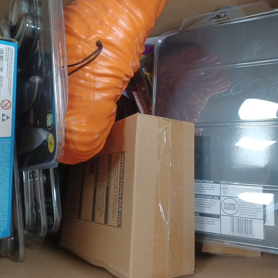 BOX OF APPROXIMATELY 10 ASSORTED HOUSEHOLD ITEMS TO INCLUDE HOT WHEELS TOY SET, 4-PIECE KNIFE SET & SCISSORS, ETC - COLLECTION ONLY