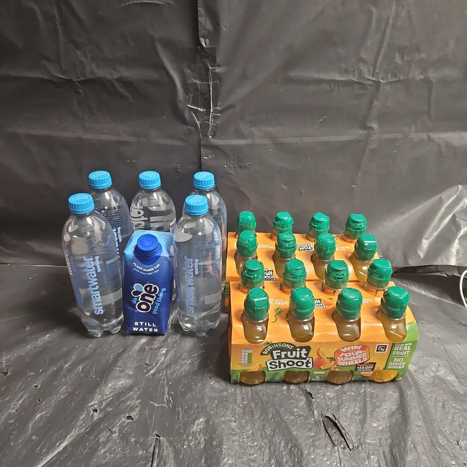 APPROXIMATELY 6 ASSORTED FOOD ITEMS TO INCLUDE - SMARTWATER SPARKLING - FRUIT SHOOT ORANGE