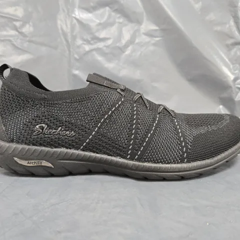 BOXED PAIR OF SKECHERS ARCH-FIT SHOE - UK SIZE 8 