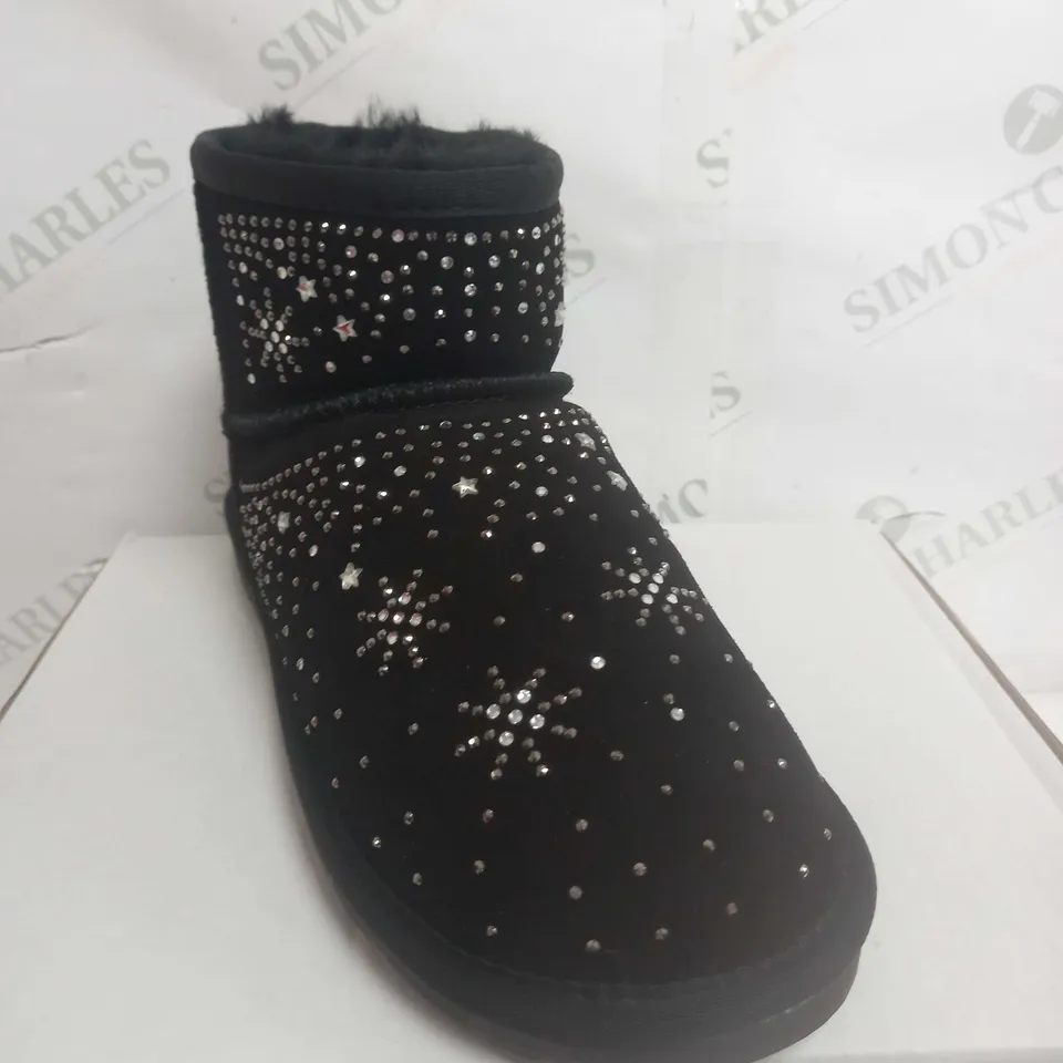 BOXED PAIR OF RIEKER SKEEPSKIN DETAILED ZIP BOOTS SIZE 6