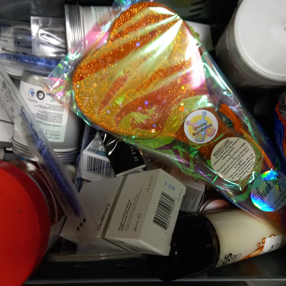 LOT OF APPROXIMATELY 20 ASSORTED HEALTH & BEAUTY ITEMS, TO INCLUDE COSMETIC POUCH, TEMPLESPA, CHAMOIS CREAM, ETC