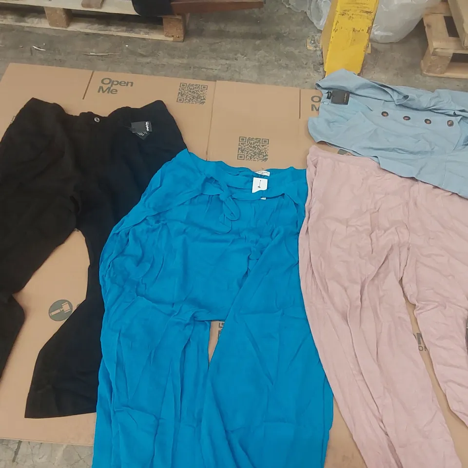 PALLET CONTAINING APPROXIMATELY 400x ASSORTED BRAND NEW DESIGNER CLOTHING ITEMS