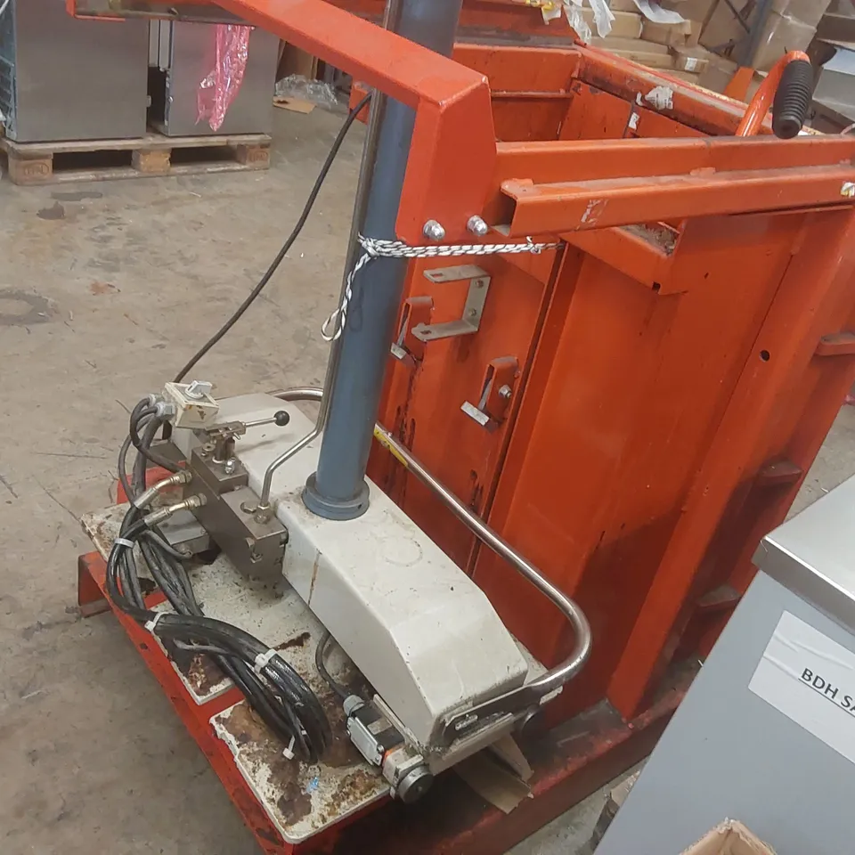 INDUSTRIAL WASTE COMPACTER
