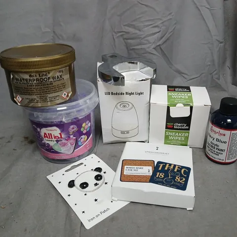 APPROXIMATELY 15 ASSORTED HOUSEHOLD ITEMS TO INCLUDE SPURS COASTERS, SNEAKER WIPES, ALL IN 1 LAUNDRY HEADS, ETC