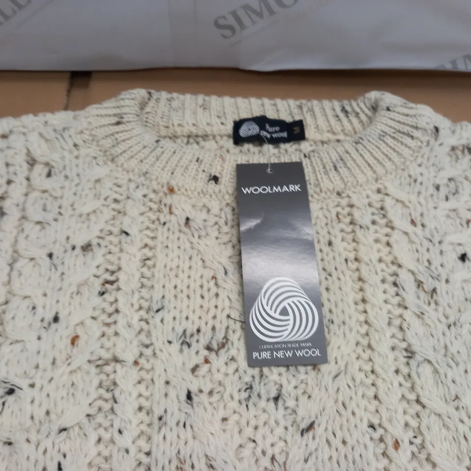 LOT OF 10 PURE NEW WOOL KNITTED CREW JUMPERS - ALL M