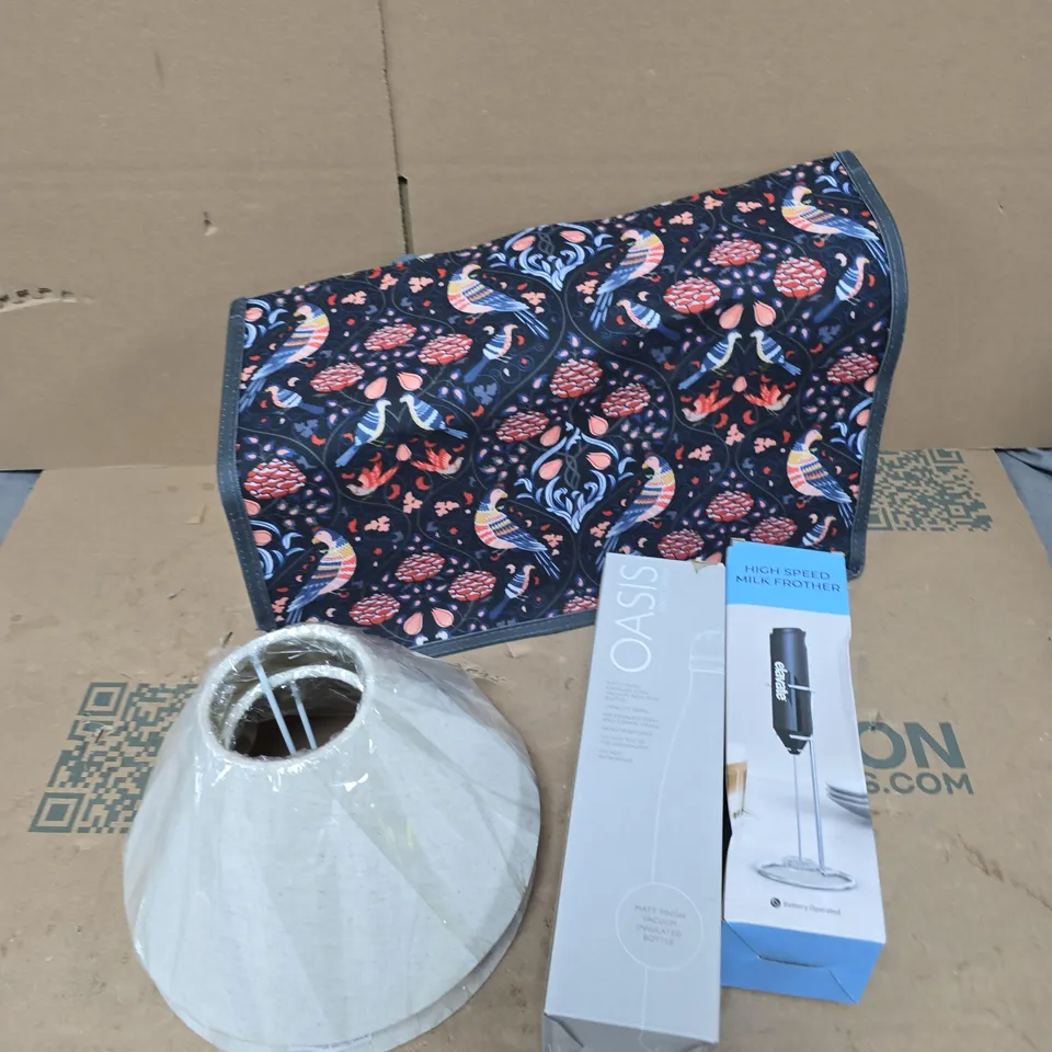 APPROXIMATELY 15 ASSORTED HOUSEHOLD PRODUCTS TO INCLUDE SHOPPING BAG, LAMP SHADES, WATER BOTTLE ETC 