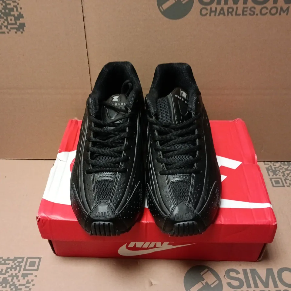 BOXED PAIR OF NIKE SHOX R4 TRAINERS IN BLACK - UK 8.5