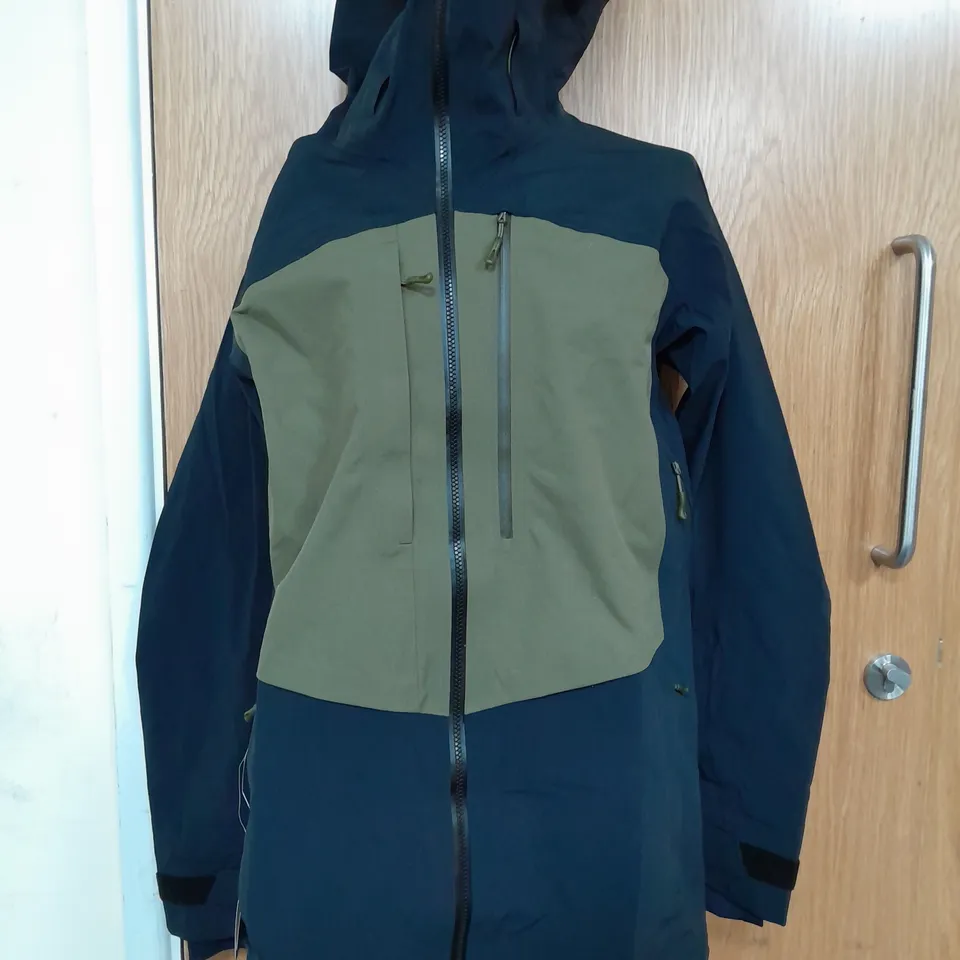 SALOMON FORCE 3L JACKET IN DEEP BLACK/KHAKI - LARGE