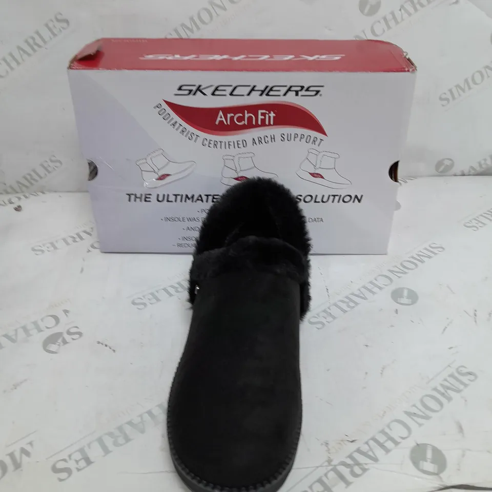 BOXED PAIR OF SKETCHERS DREAM BOOTIE BLACK SIZE 6 
