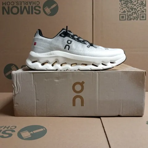 BOXED PAIR OF ON CLOUDTILT TRAINERS IN BLACK/IVORY SIZE UK 6