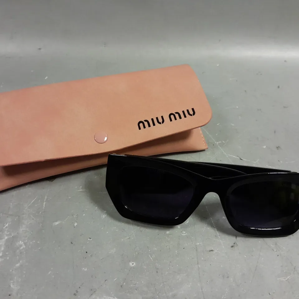 MIU MIU BLACK FRAMED LOGO SUNGLASSES 