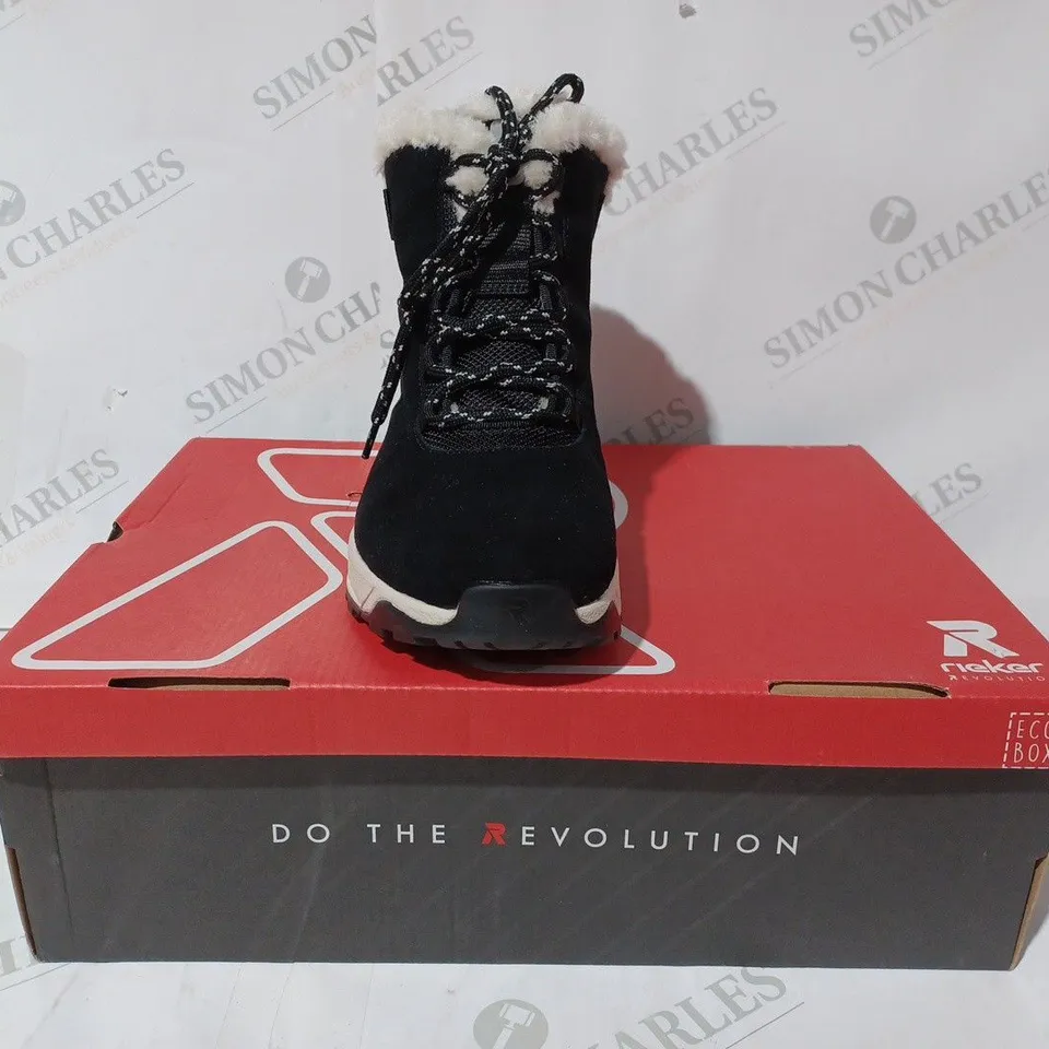 BOXED PAIR OF REVOLUTION RIEKER WARM LINED WATER RESISTANT LACE UP BOOTS, BLACK - SIZE 3.5