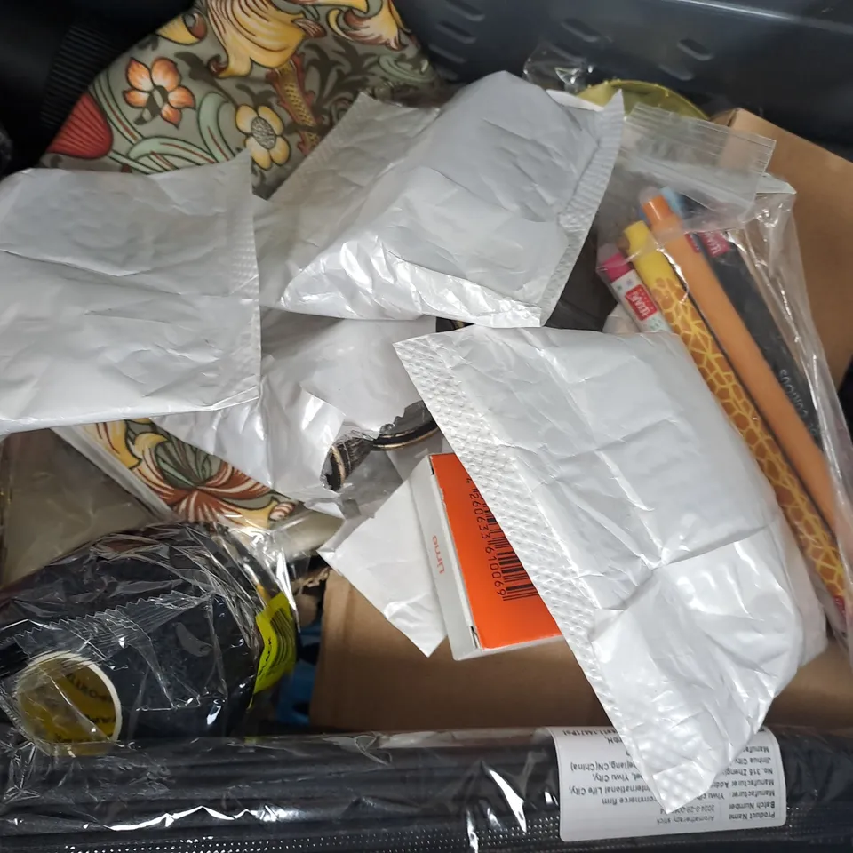 APPROXIMATELY 20 ASSORTED HOUSEHOLD ITEMS TO INCLUDE COLOURING PENCILS, AIR UP POD, TENNIS BALLS, ETC