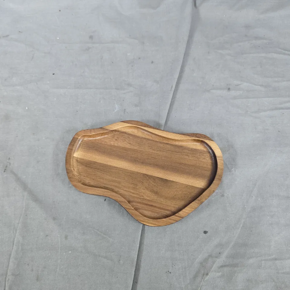 BOX OF APPROXIMATELY 20 HOUSEHOLD ITEMS TO INCLUDE: SMALL SQUEEGEE, WOODEN COASTER AND MESMOS PENS 