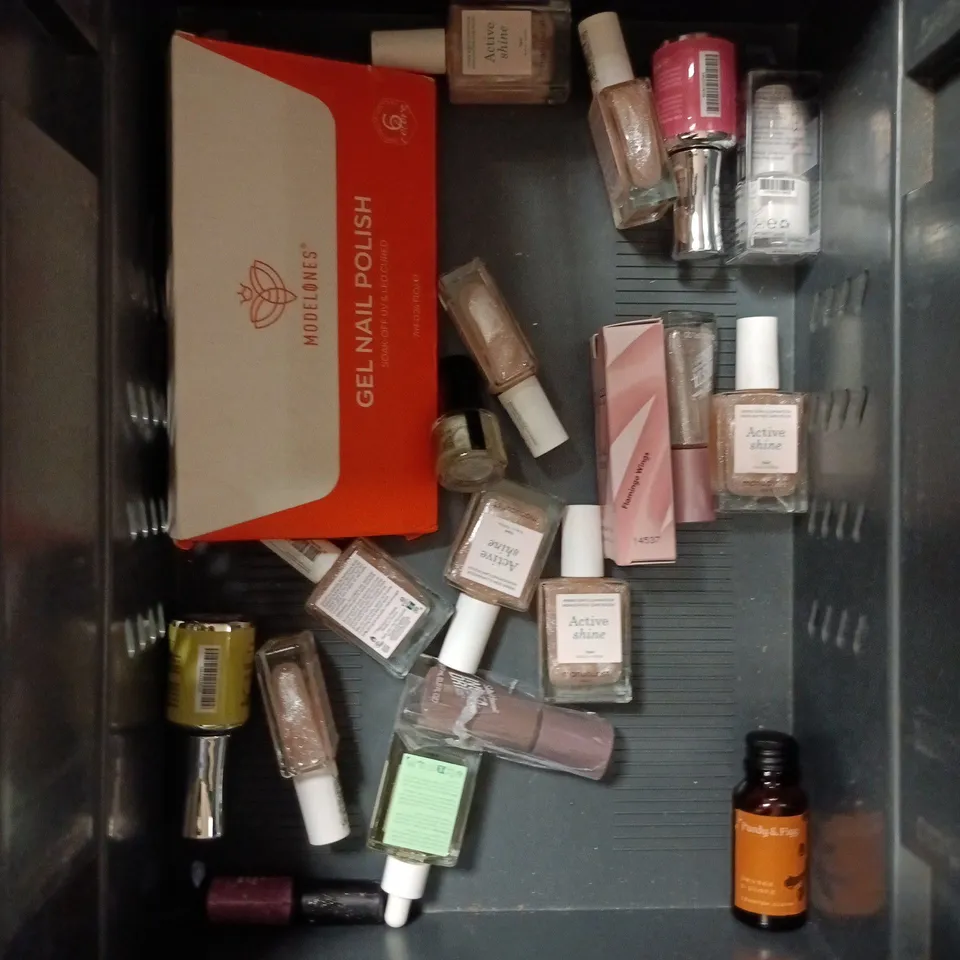 APPROXIMATELY 20 BOTTLES OF NAIL VARNISH TO INCLUDE BLUESKY, NAILBERRY AND MANICURIST