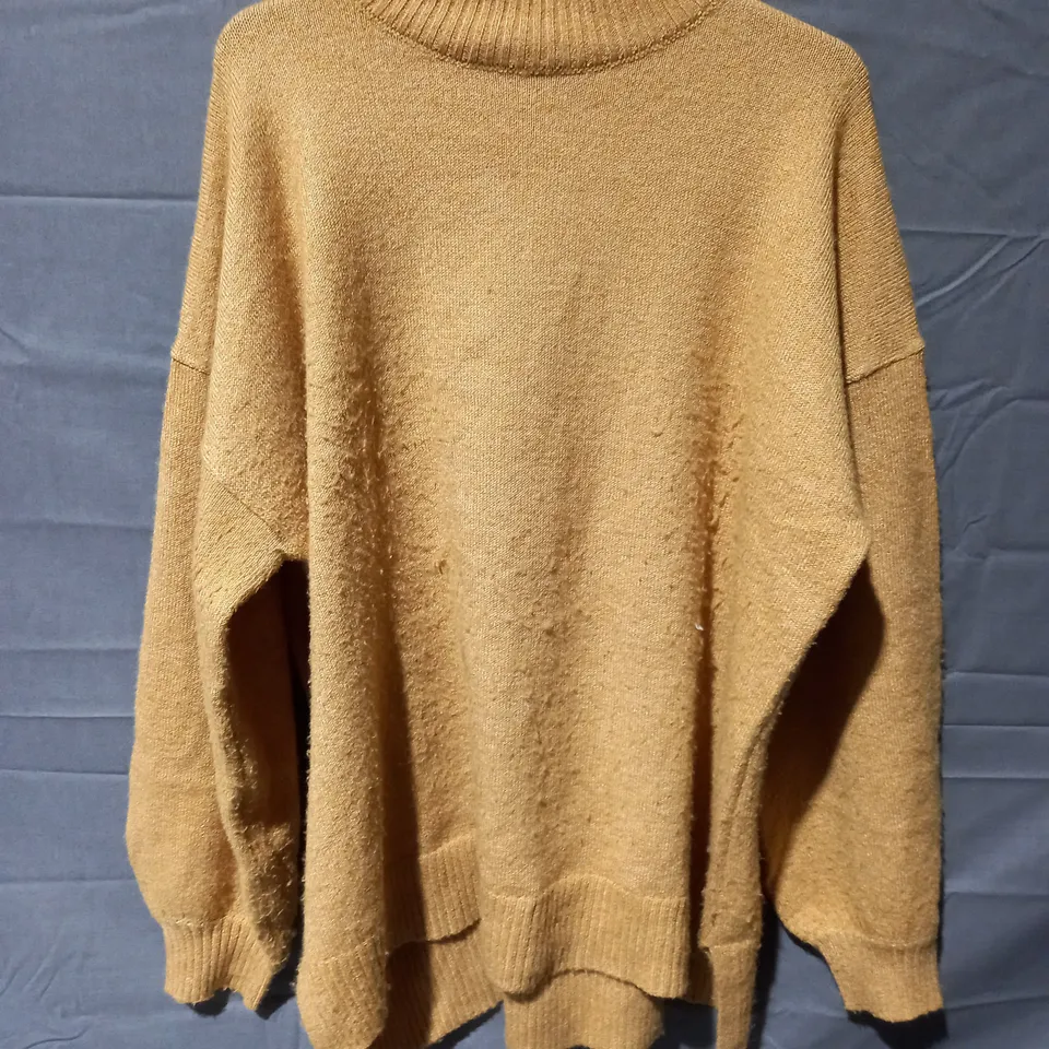 APPROXIMATELY 15 ASSORTED WOMEN'S CLOTHING TO INCLUDE RUTH LANGSFORD ZIP UP TOP, JUMPER IN DARK GREEN 3XL, JUMPER IN GOLD 2XL