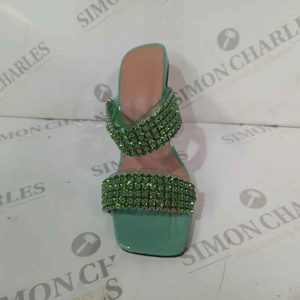 BOXED PAIR OF DESIGNER OPEN TOE HIGH HEELS IN MINT GREEN W. JEWEL EFFECT EU SIZE 38