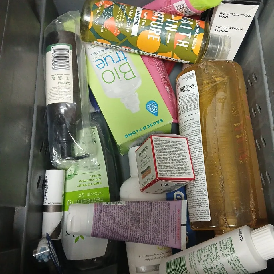 APPROXIMATEY 20 ASSORTED HEALTH AND BEAUTY PRODUCTS TO INCLUDE SOLTAN KIDS ONCE, CERAVE CLEANSER AND SIENNA PEPPERMINT CREME