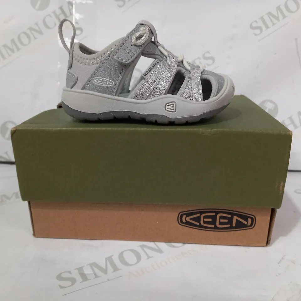 BOXED PAIR OF KEEN MOXIE INFANT SANDALS IN SILVER COLOUR UK SIZE 3