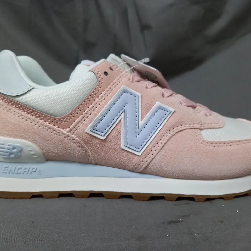 BOXED PAIR OF NEW BALANCE 574 TRAINERS IN PALE PINK UK SIZE 5