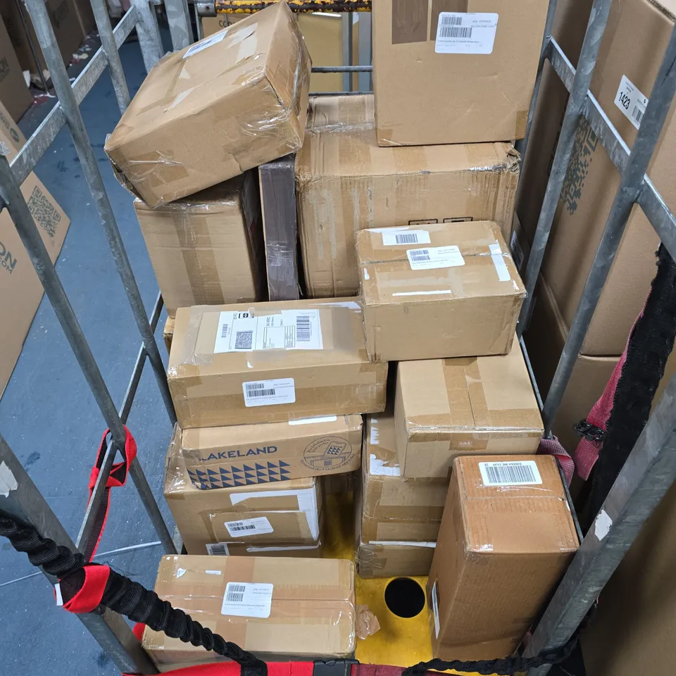 CAGE OF APPROXIMATELY 10 ASSORTED ITEMS TO INCLUDE - FOOD CONTAINERS, CANDLE HOLDER, AND BUNDLEBERRY LIGHTS ETC. - COLLECTION ONLY 