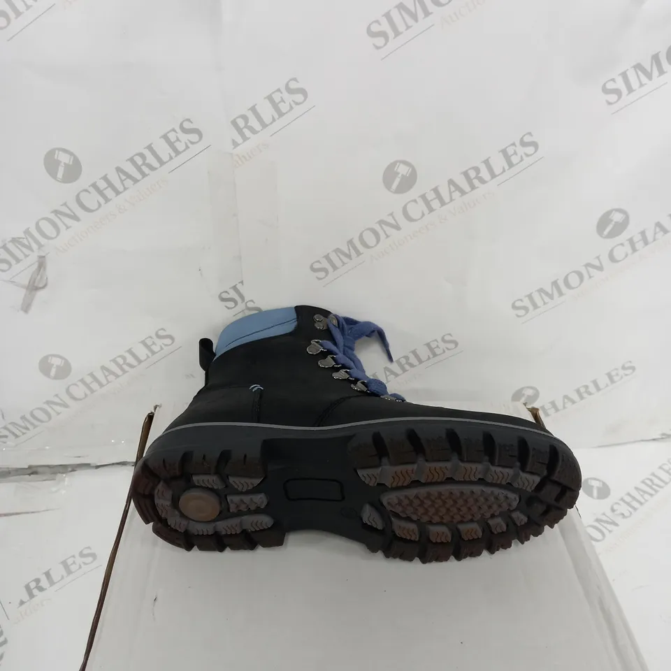 BOXED PAIR OF ADESSO WATERPROOF WALKING BOOTS SIZE 5