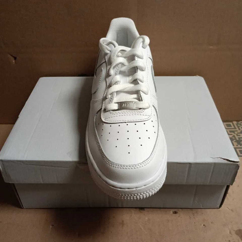 BOXED PAIR OF NIKE AIR FORCE 1 LOW GS WHITE TRAINERS – UK 6