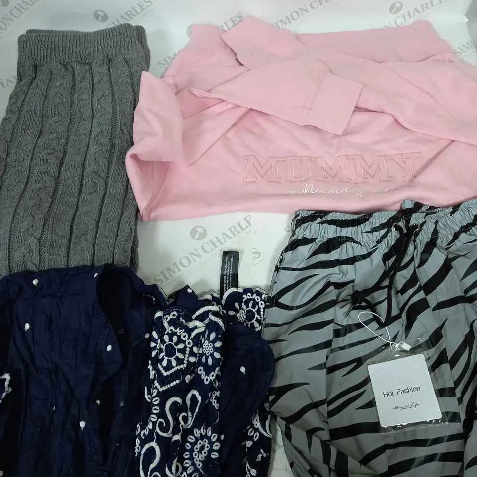 BOX OF APPROXIMATELY 25 ASSORTED CLOTHING ITEMS TO INCUDE -  JUMPERS , T-SHIRTS , TROUSERS,ECT 