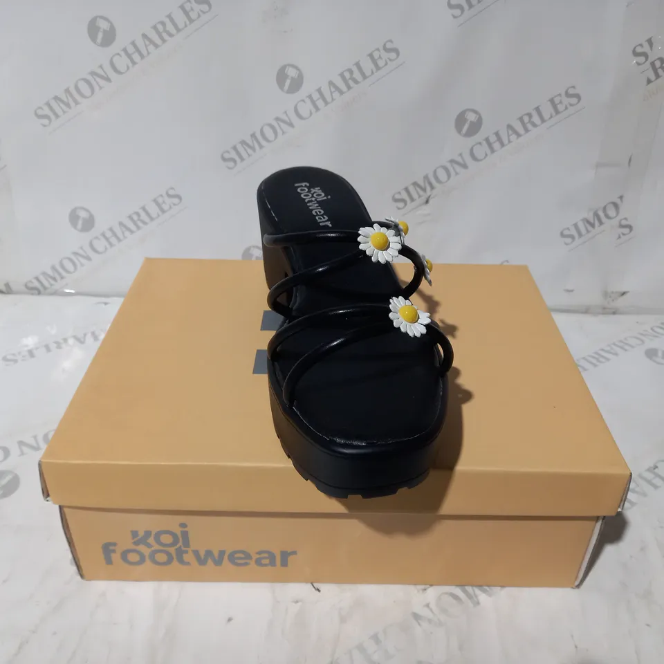 BRAND NEW BOXED PAIR OF KOI VEGAN BLOOMING DAISY OASIS STRAPPY SLIDERS IN BLACK - UK SIZE 7