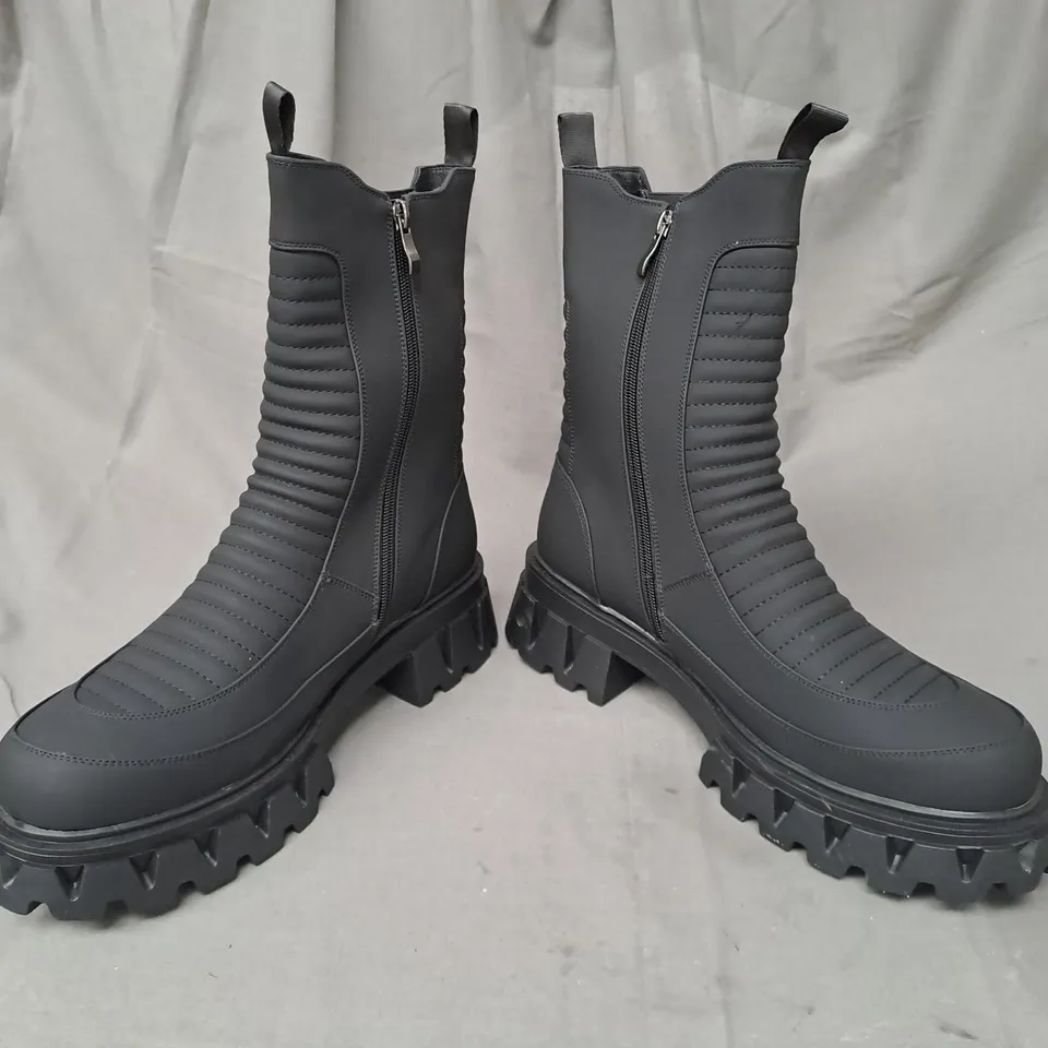 BOXED PAIR OF KOI VEGAN VADER MEN'S PADDED CROFT BOOTS IN BLACK UK SIZE 9