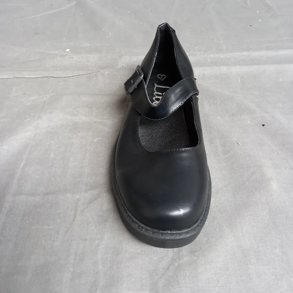 BOX OF APPROXIMATELY 10 PAIRS OF GIRLS SCHOOL SHOES IN BLACK - VARIOUS SIZES