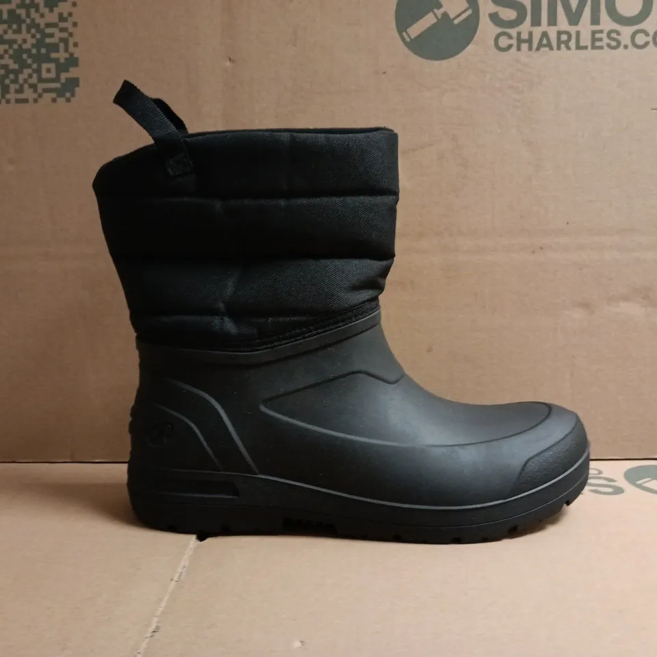 BOXED PAIR OF SNOW CONTACT WINTER BOOTS IN BLACK SIZE 8.5