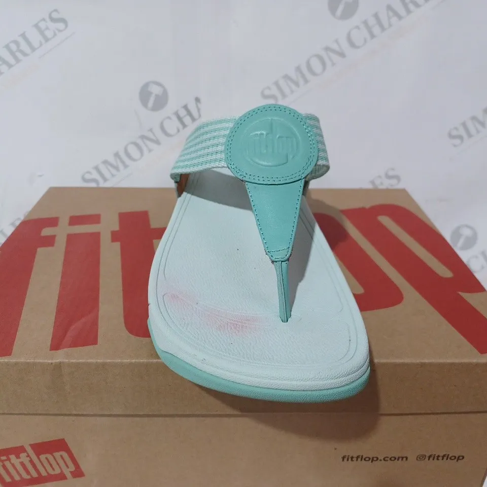 BOXED FITFLOP WALKSTAR FINESTRIPE WEBBING TOE POST SANDALS IN CORAL - SIZE 6