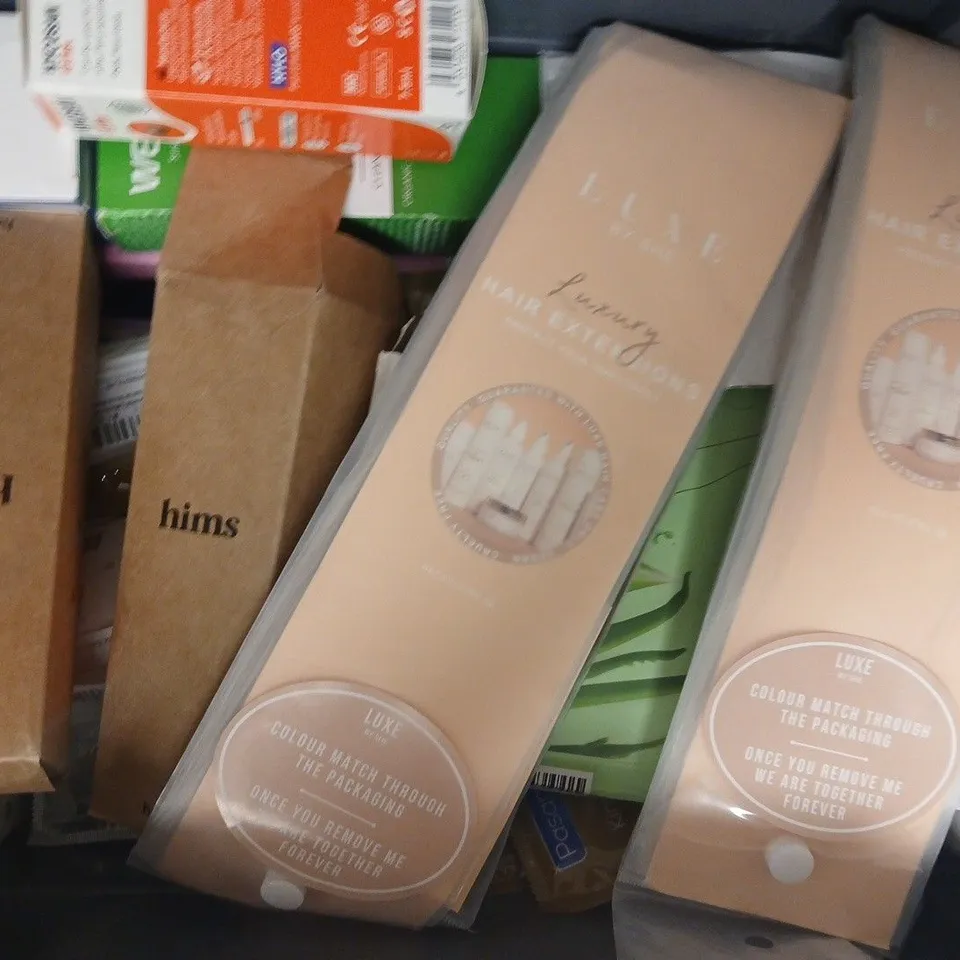 APPROXIMATELY 12 ASSORTED COSMETIC ITEMS INCLUDING VARIOUS MAKES AND BRANDS - COLLECTION ONLY