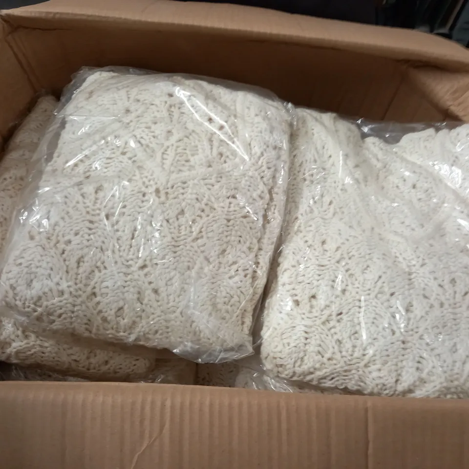 LOT OF 18 AS NEW KNITTED V-NECK JUMPERS IN ECRU - ALL 1