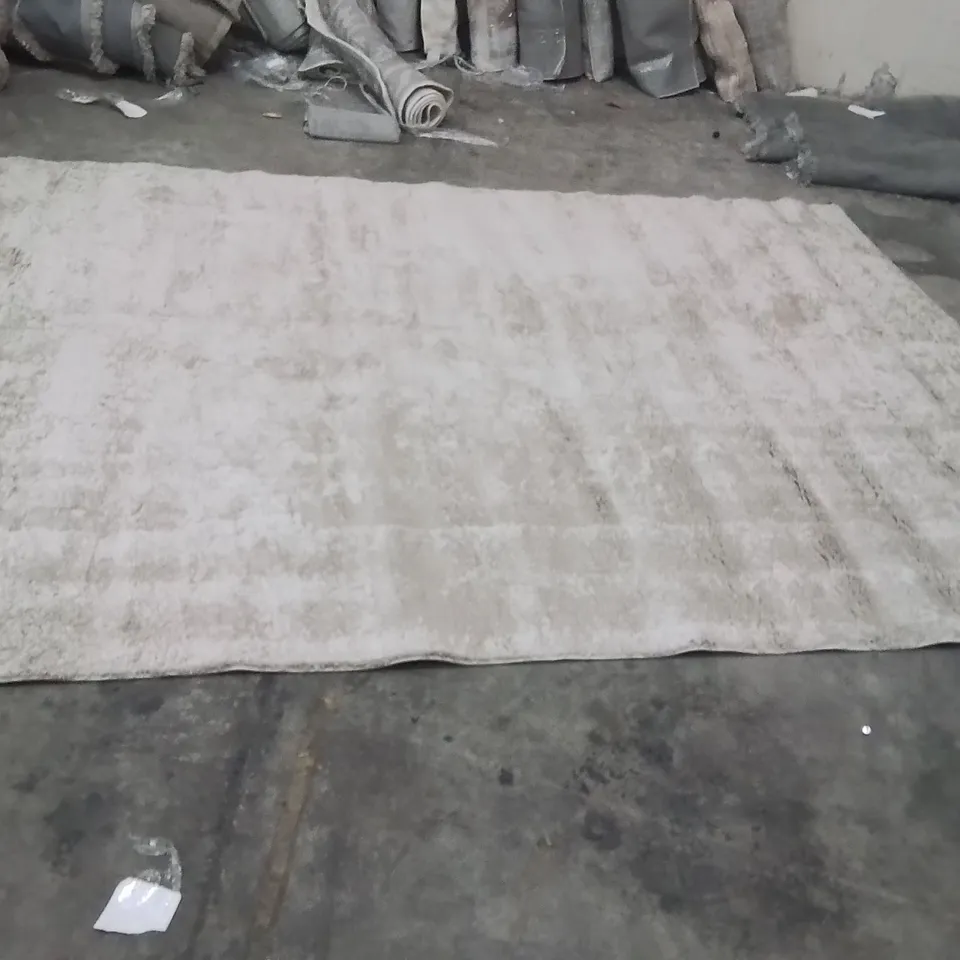 QUALITY DESIGNER AREA RUG - APPROXIMATELY 320X240CM