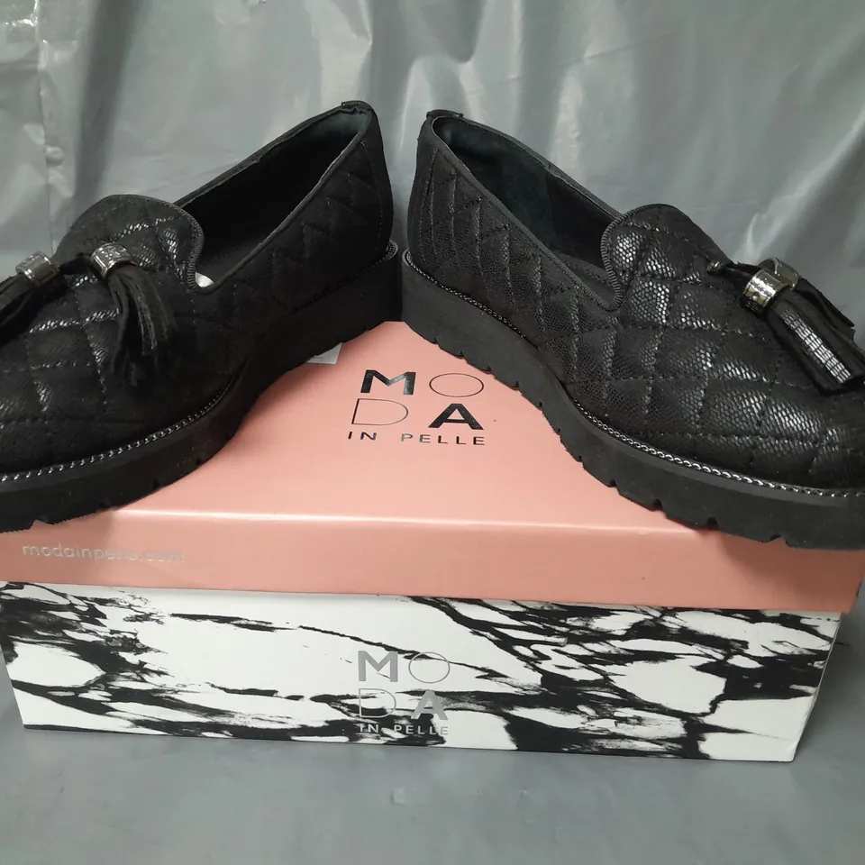 BOXED PAIR OF MODA IN PELLE QUILTED LOAFERS W. TASSEL IN BLACK SIZE 6