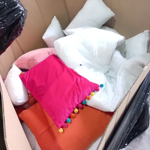 PALLET OF ASSORTED CUSHIONS AND PILLOWS