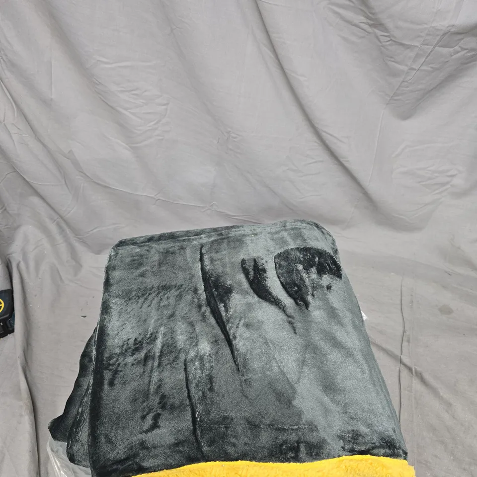 GREY PLUSH THROW BLANKET WITH YELLOW TRIM