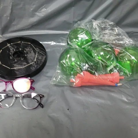 APPROXIMATELY 10 ASSORTED HOUSEHOLD PRODUCTS TO INCLUDE FOUNTAIN LIGHTS, READING GLASSES, WATERING GLOBE ETC