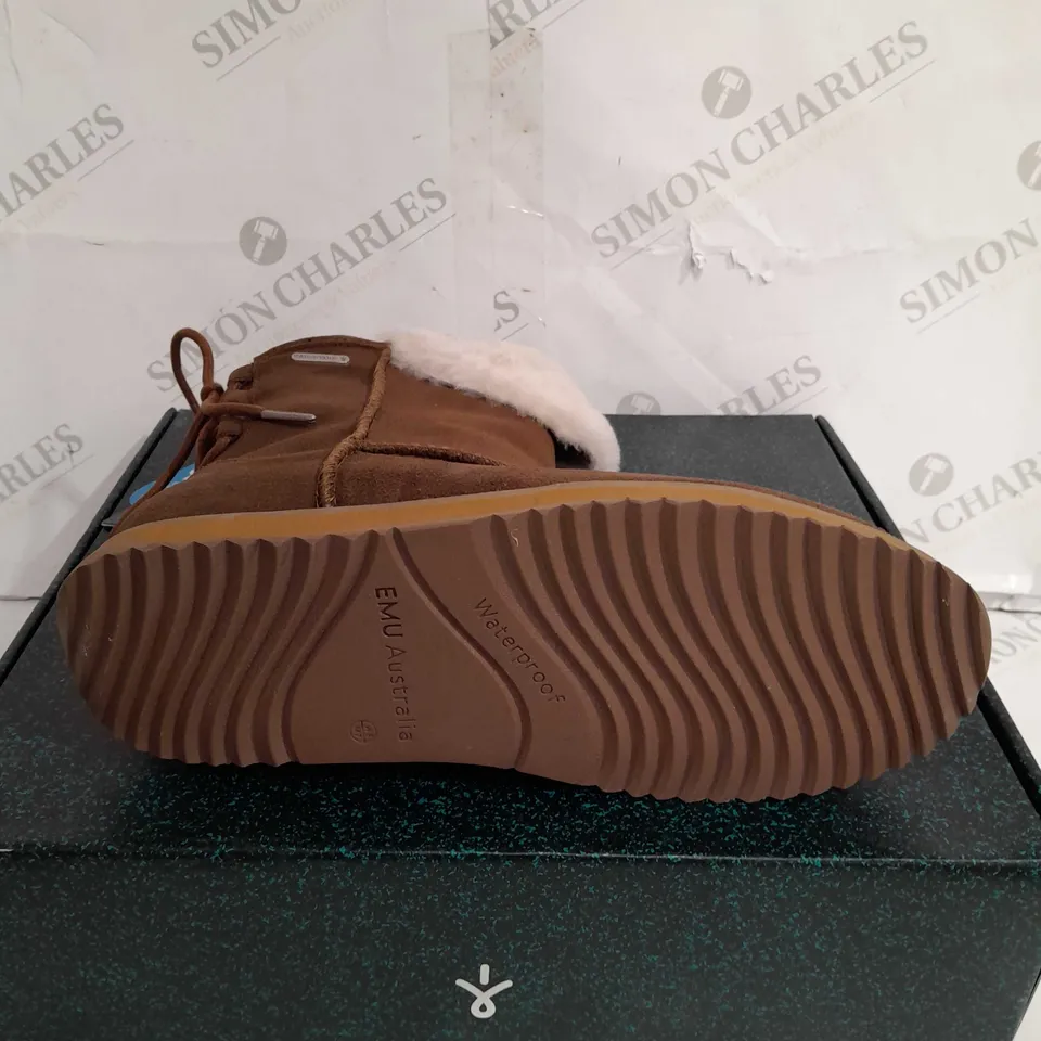 BOXED PAIR OF EMU AUSTRALIA BIRDWOOD BOOTS, OAK - SIZE 6