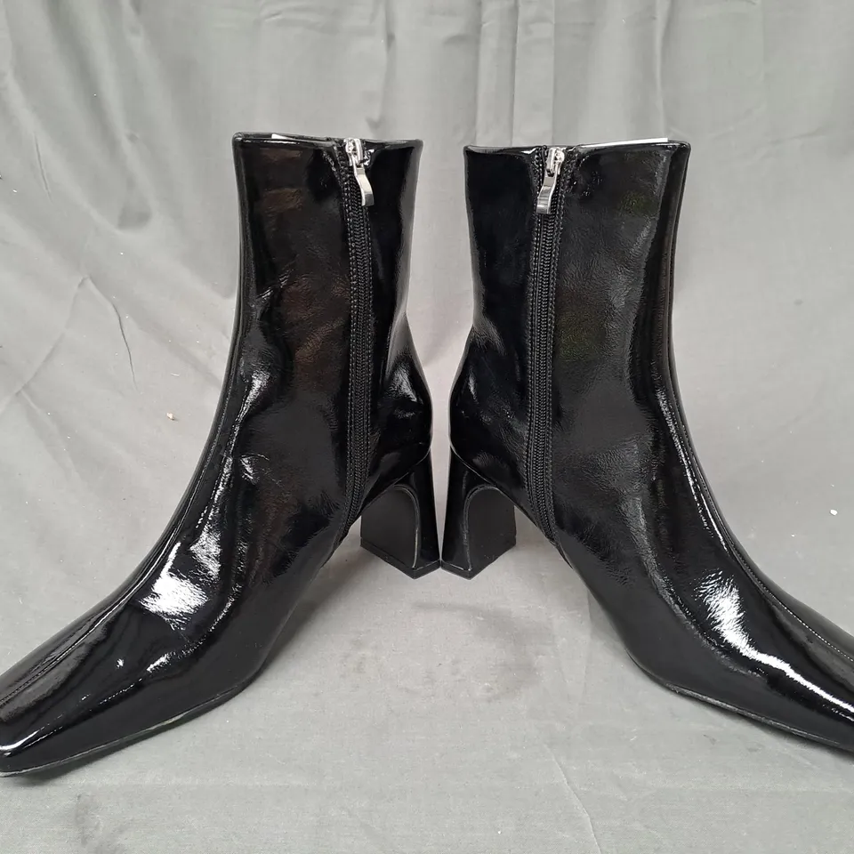 BOXED PAIR OF DESIGNER SQUARE TOE HEELED BOOTS IN GLOSSY BLACK SIZE 8