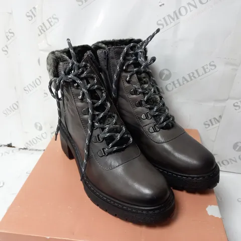 MODA HIKING BOOT SIZE 7