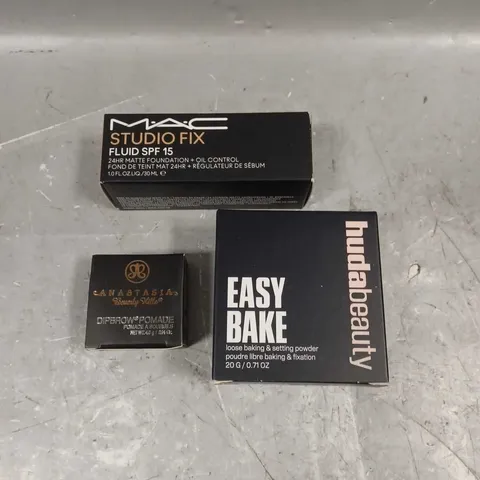 LOT OF 3 ASSORTED COSMETIC PRODUCTS TO INCLUDE - HUDABEAUTY EASY BAKE SETTING POWDER - MAC STUDIO FIX MATTE FOUNDATION IN C4 - ANASTASIA DIP BROW POMADE IN MEDIUM BROWN