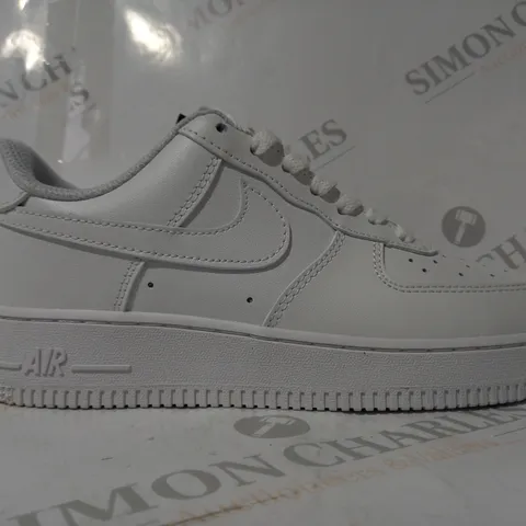 BOXED PAIR OF NIKE AIR FORCE 1 '07 SHOES IN WHITE UK SIZE 5