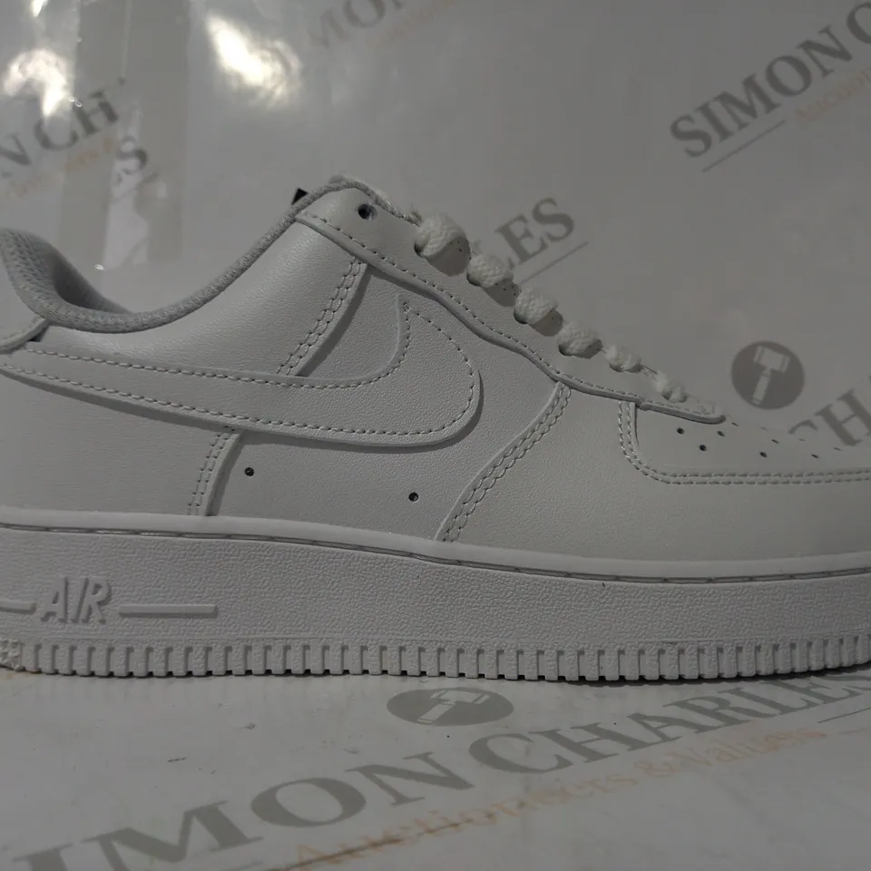 BOXED PAIR OF NIKE AIR FORCE 1 '07 SHOES IN WHITE UK SIZE 5