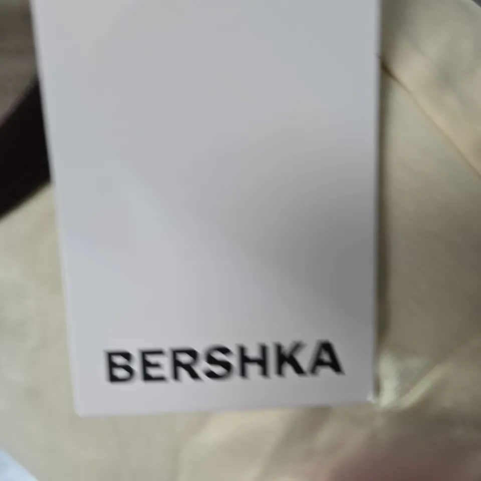 BERSHKA WOMEN'S BEIGE T-SHIRT WITH BLACK TRIM – SIZE L
