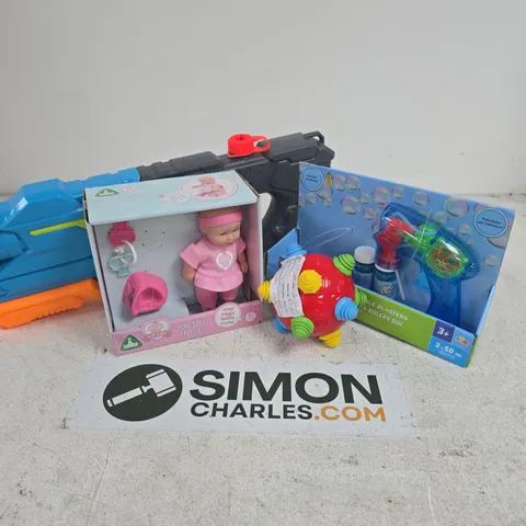 APPROXIMATELY 10 ASSORTED TOYS & GAMES PRODUCTS TO INCLUDE OUT & ABOUT BUBBLE BLASTERS, ELC CUP CAKE MINI BABY CARE SET, WATER GUN, ETC