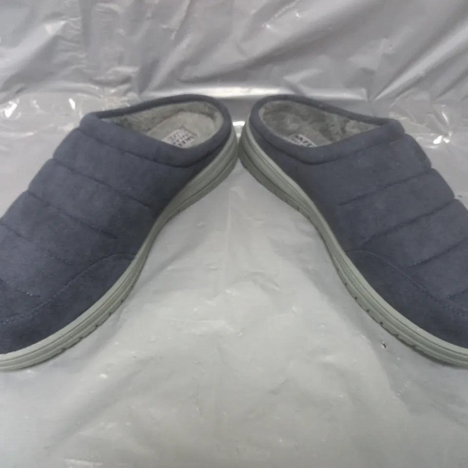 BOXED PAIR OF SKECHERS MURETTE SLIPPERS IN NAVY SIZE 12